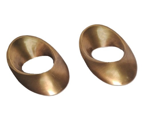 KATE NIXON HOME Infini brass napkin ring with sculptural loop design