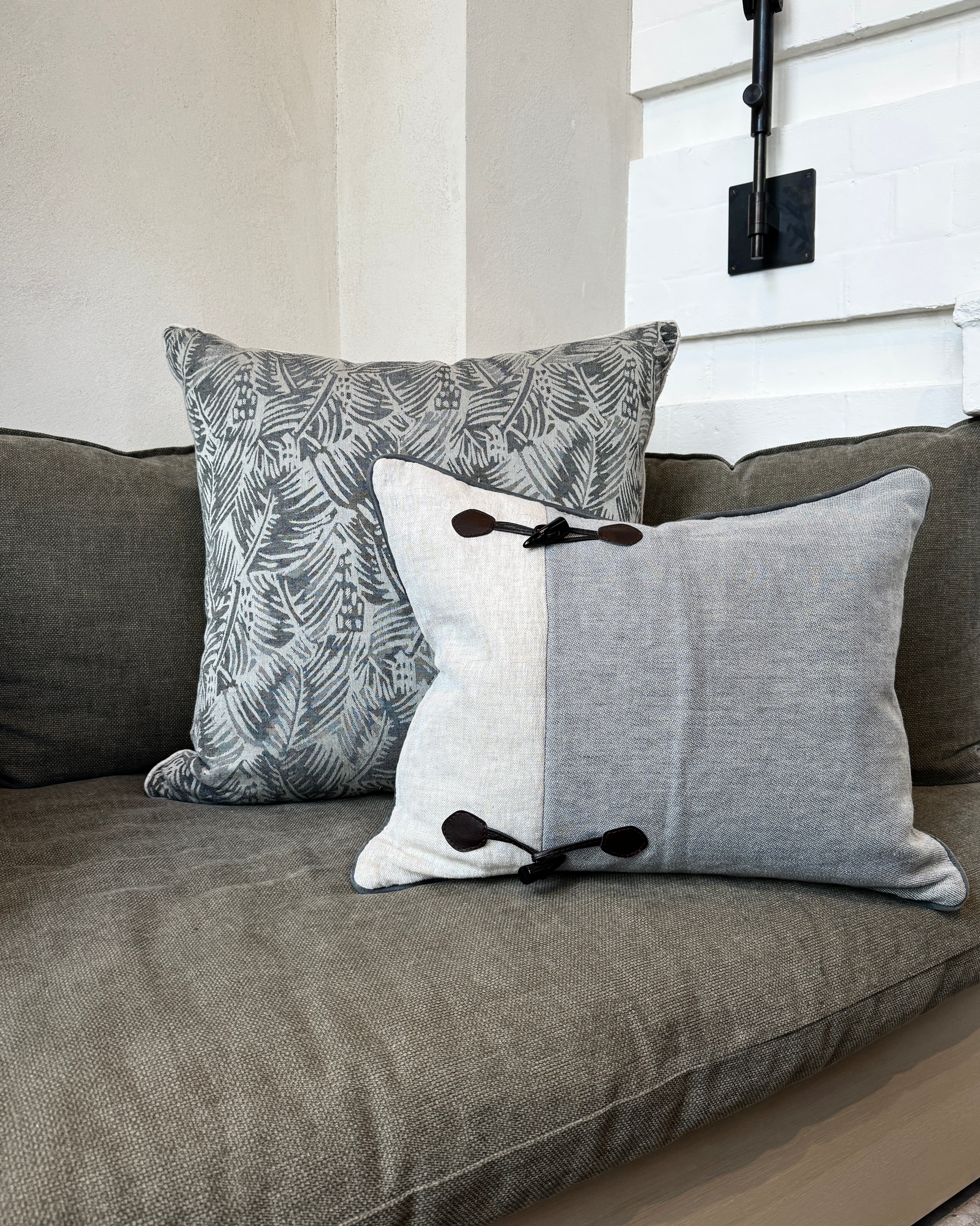 Gauguin Cushion Black Taupe